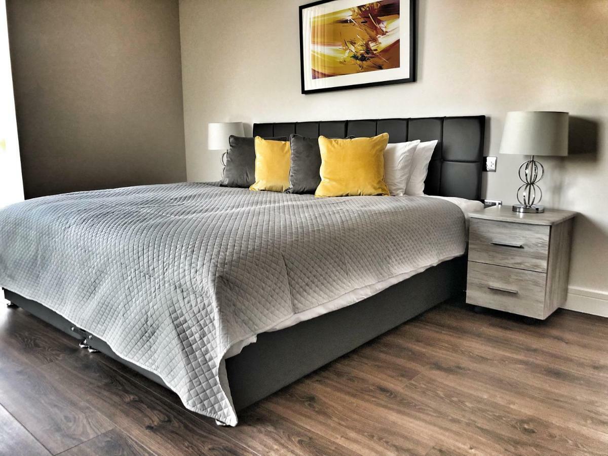 Luxury 2 Bed 2 Bath Apartment 18 Mins From Central London - Sleeps 6 Watford  Exterior foto