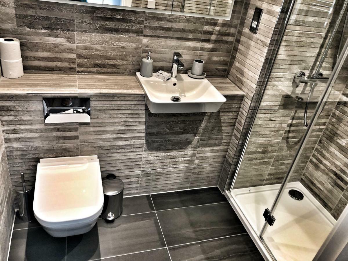 Luxury 2 Bed 2 Bath Apartment 18 Mins From Central London - Sleeps 6 Watford  Exterior foto