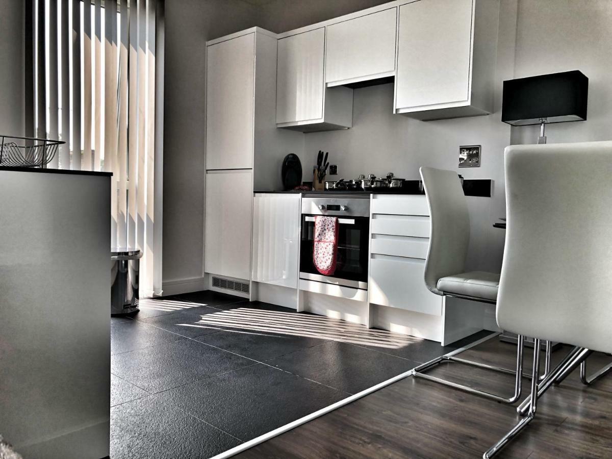 Luxury 2 Bed 2 Bath Apartment 18 Mins From Central London - Sleeps 6 Watford  Exterior foto
